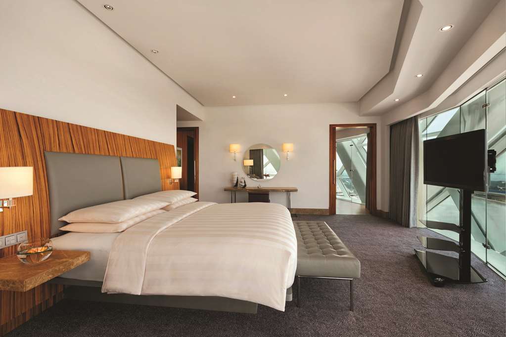 ANDAZ CAPITAL GATE ABU DHABI Suite