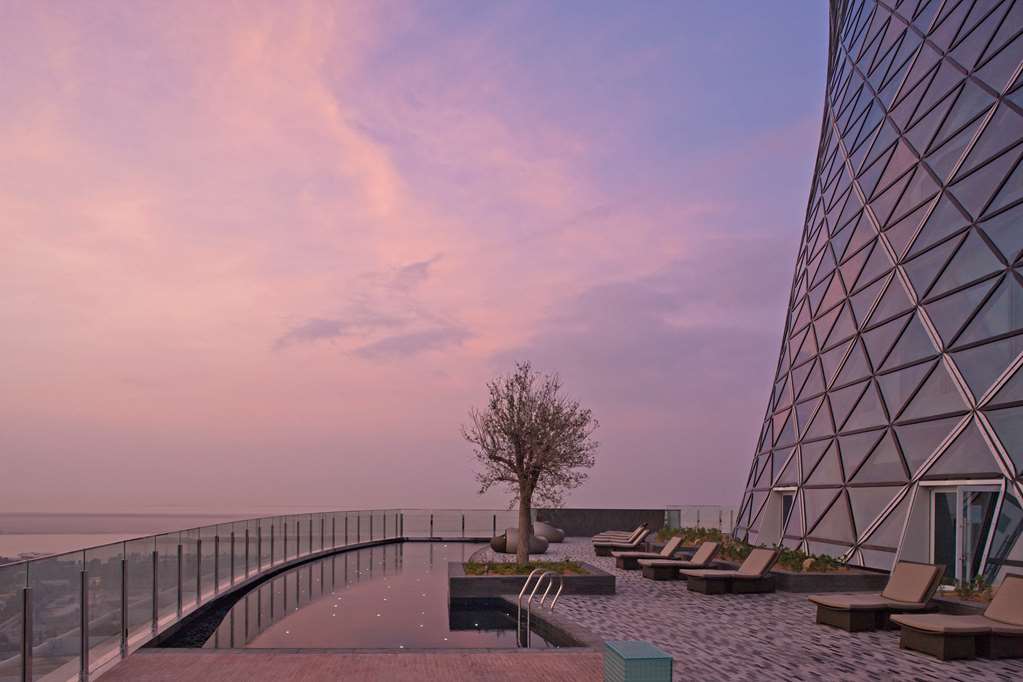 ANDAZ CAPITAL GATE ABU DHABI Pool view