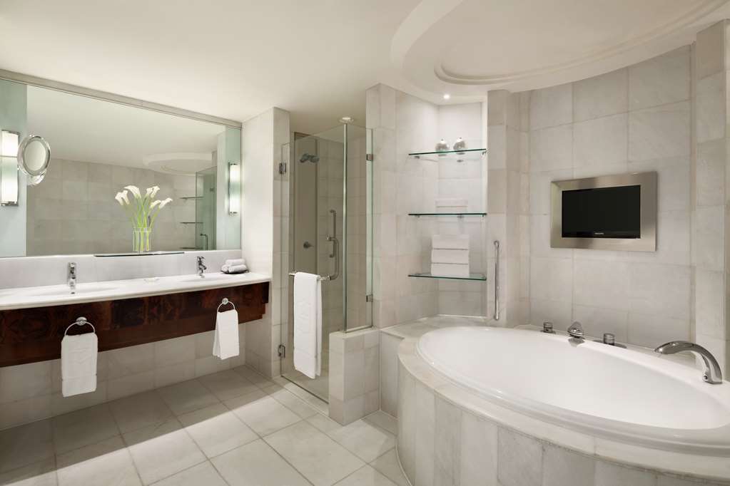 Shangri La Hotel Kuala Lumpur Specialty Suite - Bathroom