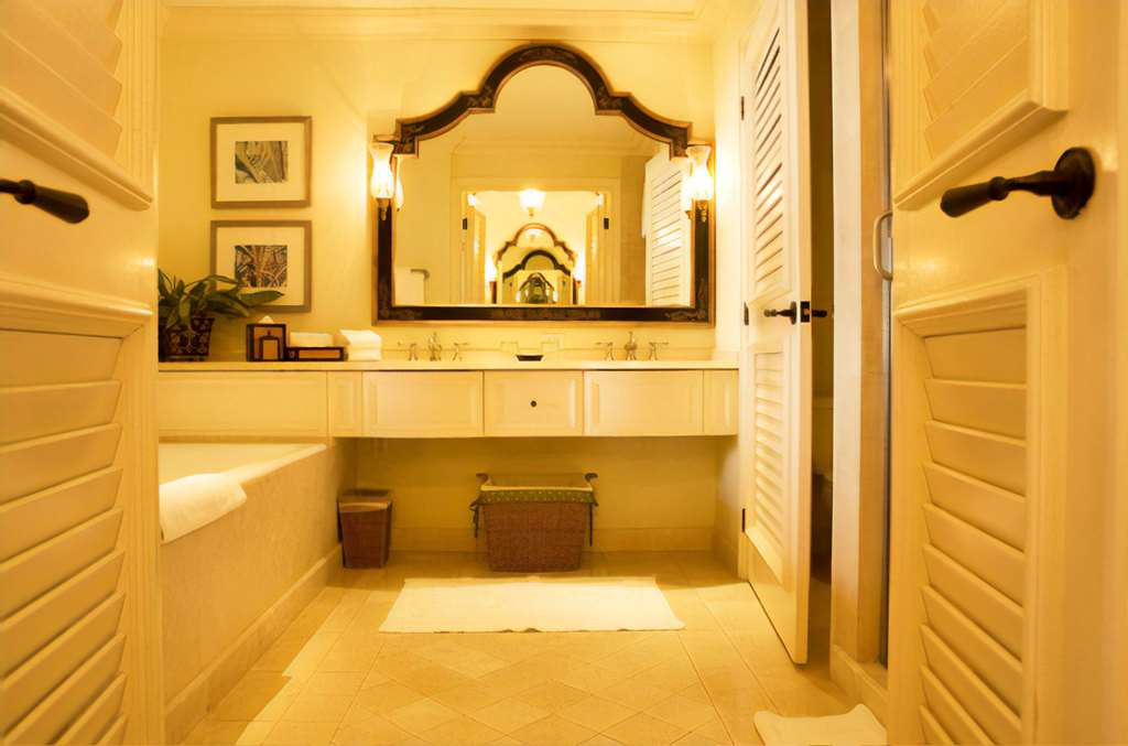 The Sanctuary at Kiawah Island Golf Resort Guestroom Bath at The Sanctuary