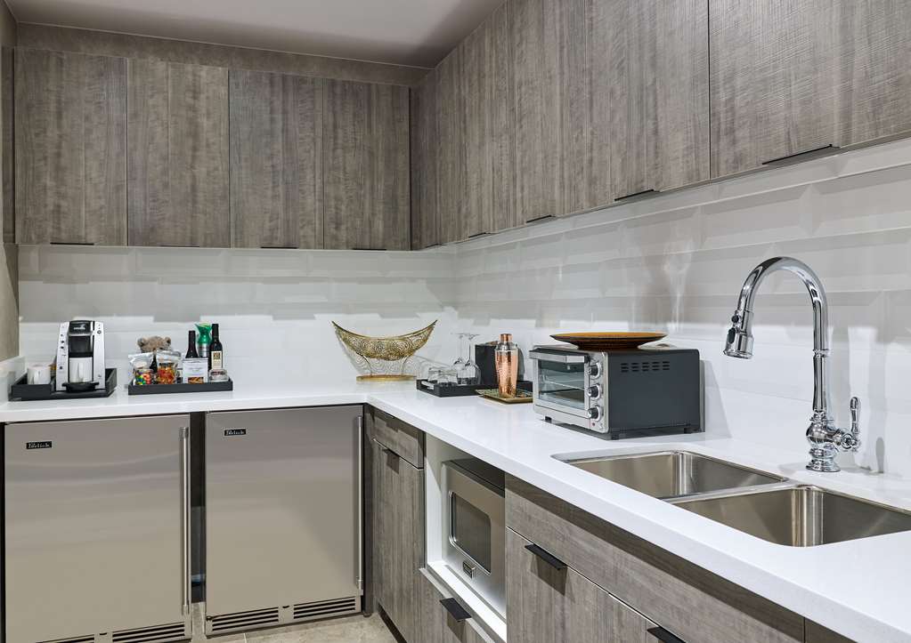 GRAND HYATT VAIL EGEGH P Two Bedroom Suite Kitchenette