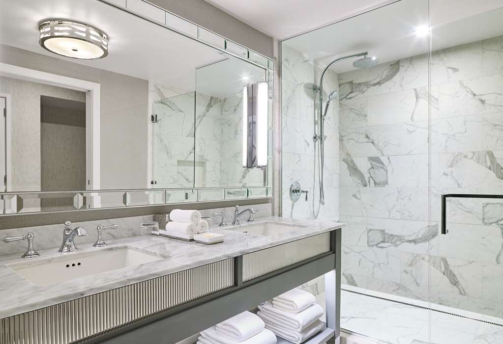 GRAND HYATT VAIL EGEGH P Four Fixture Guest Bathroom