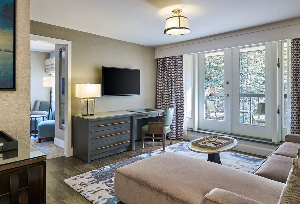 GRAND HYATT VAIL EGEGH P King Mountain View Suite Living Area