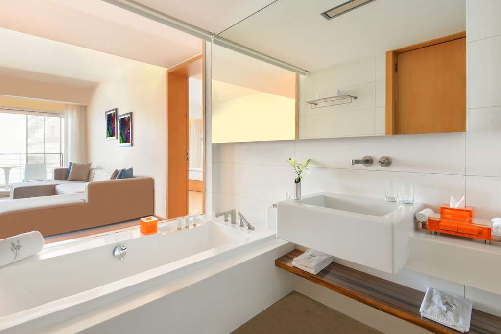 Kempinski Hotel Aqaba Executive Deluxe Suite bathroom.