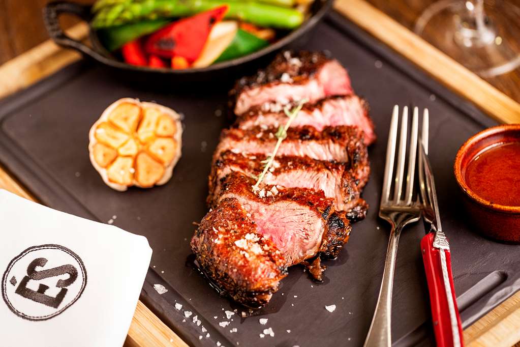 Kempinski Hotel Corvinus Budapest ÉS-Bisztró-steak.jpg