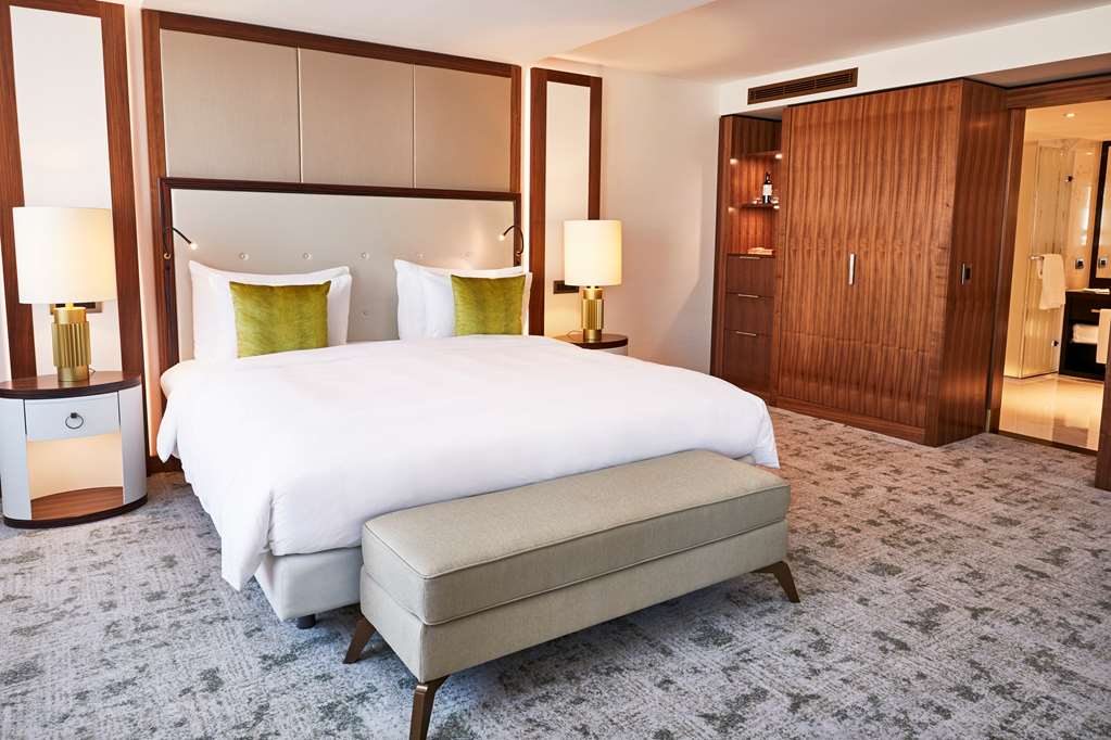 Kempinski Hotel Corvinus Budapest Executive Suite Bedroom | Kempinski Hotel Corvinus Budapest