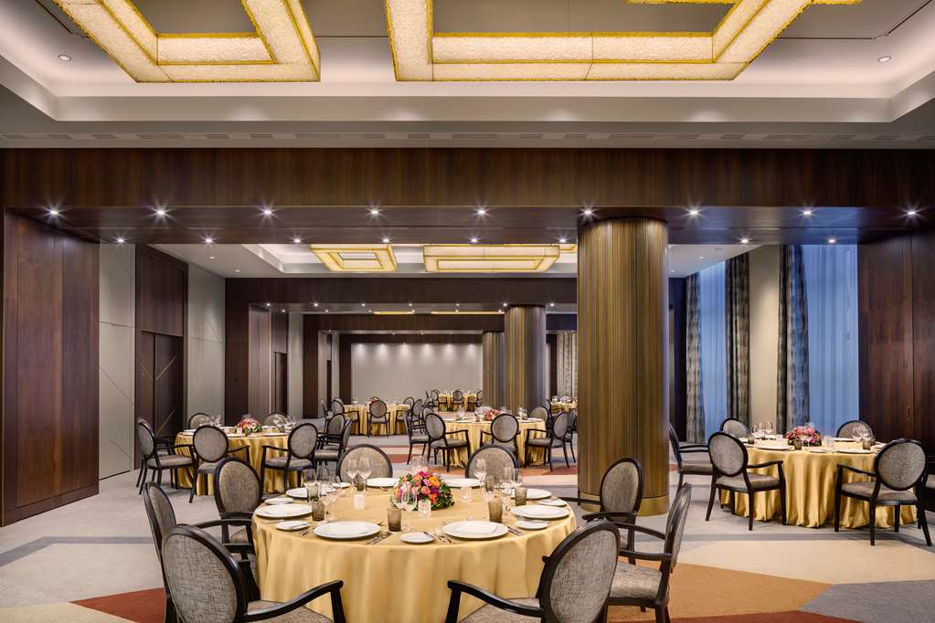 Kempinski Hotel Corvinus Budapest Infinity-Room-Gala.jpg