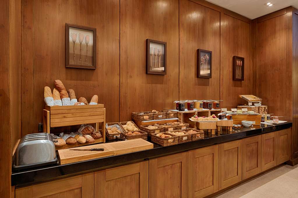 Kempinski Hotel Das Tirol Jochberg Kitzbuehel Alps Restaurant Steinberg Breakfast Bread Selection
