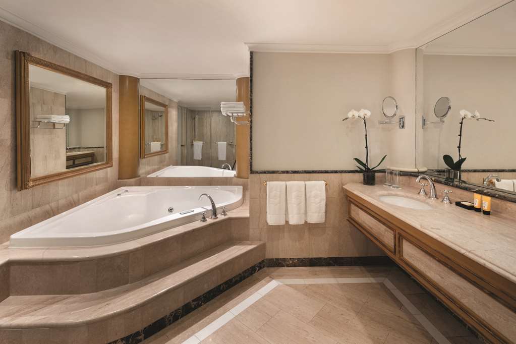 Shangri-La Hotel Sydney Royal Suite - Bathroom