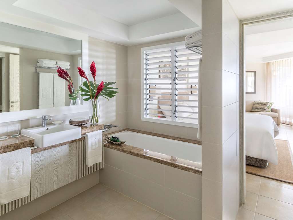 Shangri Las Fijian Resort and Spa Yanuca yanuca Lagoon suite bathroom