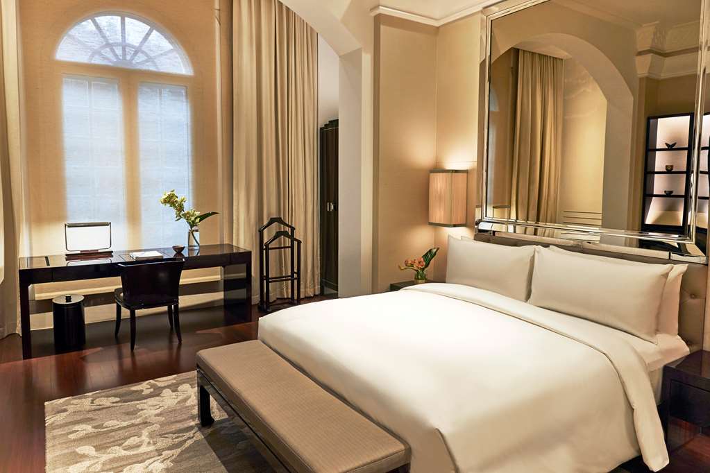 The Capitol Kempinski Singapore Stamford Suite bedroom_CapitolKempinskiSg.jpg