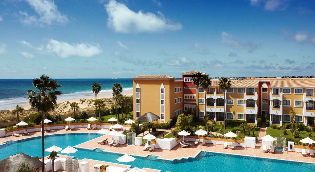 GRAN MELIA SANCTI PETRI Pool view