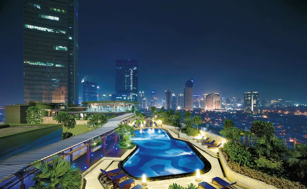 Hotel Indonesia Kempinski Jakarta Sky Pool landscape.tif