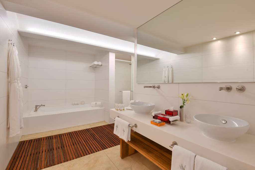 Kempinski Hotel Aqaba Royal Suite masterbedroom bathroom.