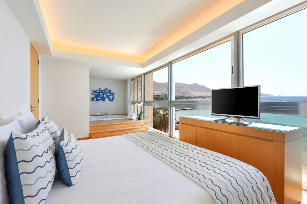Kempinski Hotel Aqaba Executive Panormic Suite bedroom and whirlpool with a view.