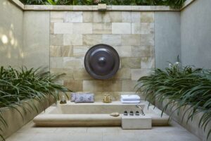 Amanjiwo suite outdoor bathtub.tif