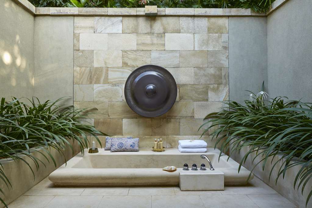 Amanjiwo suite outdoor bathtub.tif