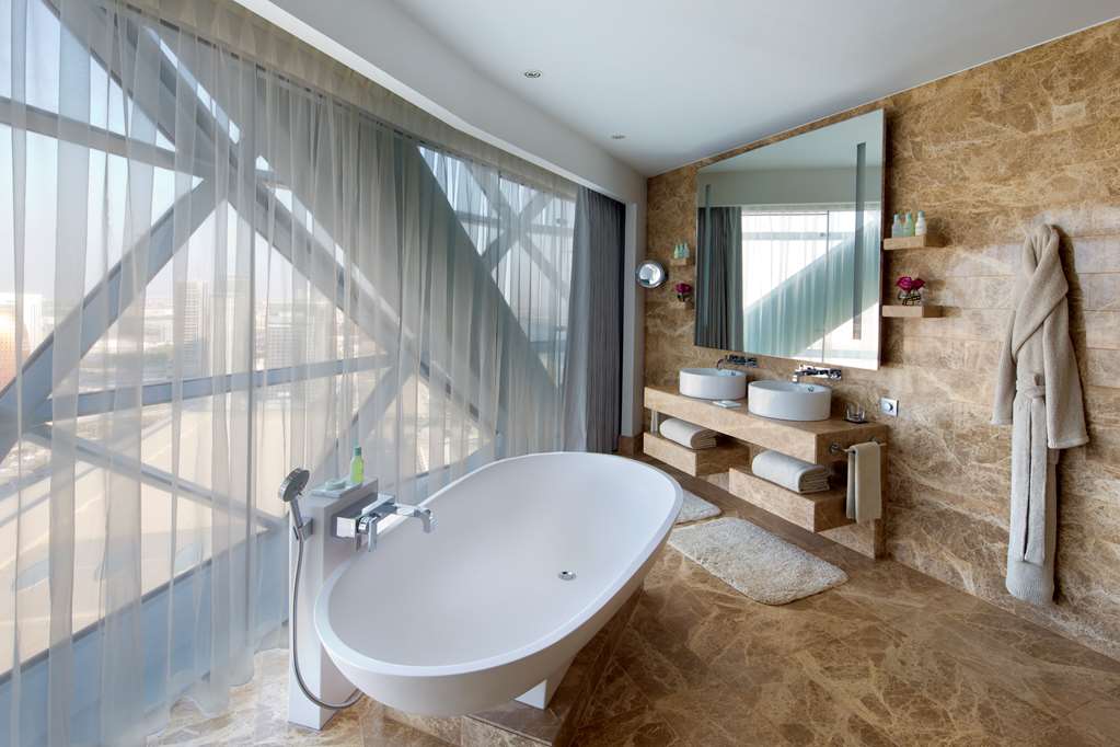 ANDAZ CAPITAL GATE ABU DHABI Suite