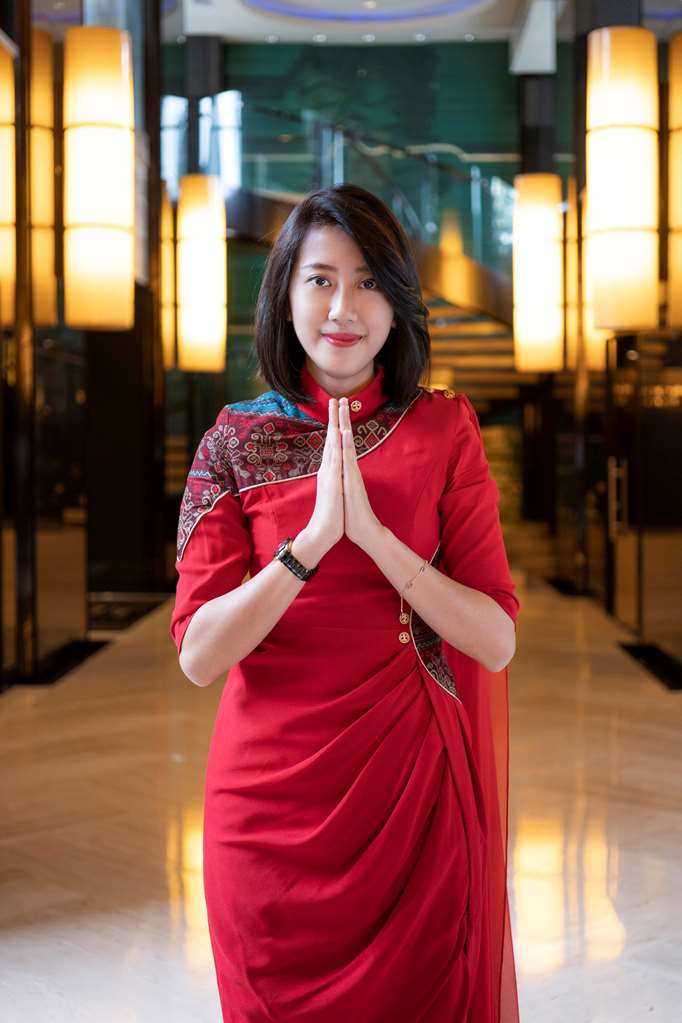 Hotel Indonesia Kempinski Jakarta KIJKT1_Lady In Red.jpg